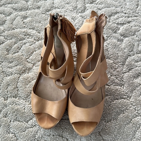 Dolce Vita Women’s Tan Wedges Size 8.5 - Picture 2 of 4